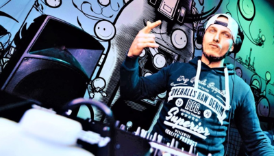 What should I pay attention to when booking and hiring a DJ?