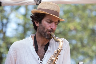 Trova della musica dal vivo per il tuo terrazzo estivo