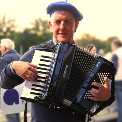 Accordeonist Werner, mobiele act met kar, Entertainment, Schlager, Chanson soloartist